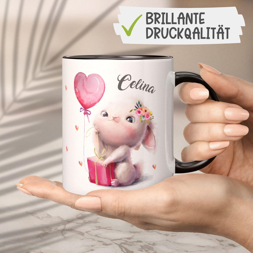 Keramik Tasse Süßer kleiner Hase mit Geschenk und Luftballon mit Wunschname - von Mikalino