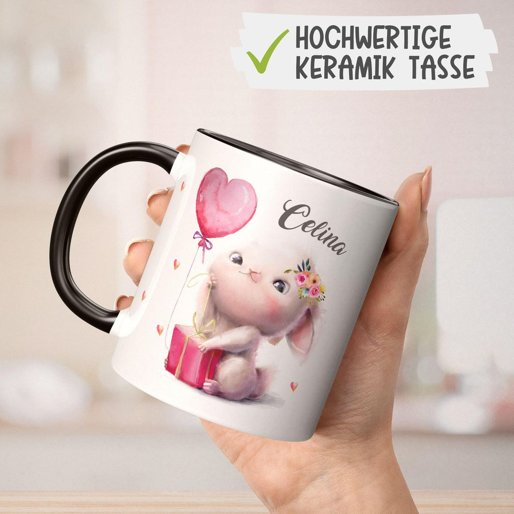 Keramik Tasse Süßer kleiner Hase mit Geschenk und Luftballon mit Wunschname - von Mikalino