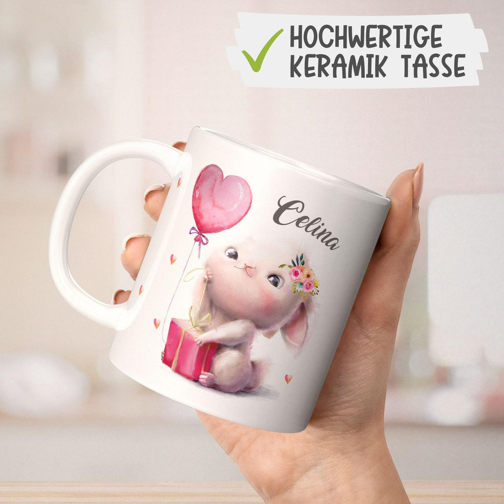 Keramik Tasse Süßer kleiner Hase mit Geschenk und Luftballon mit Wunschname - von Mikalino