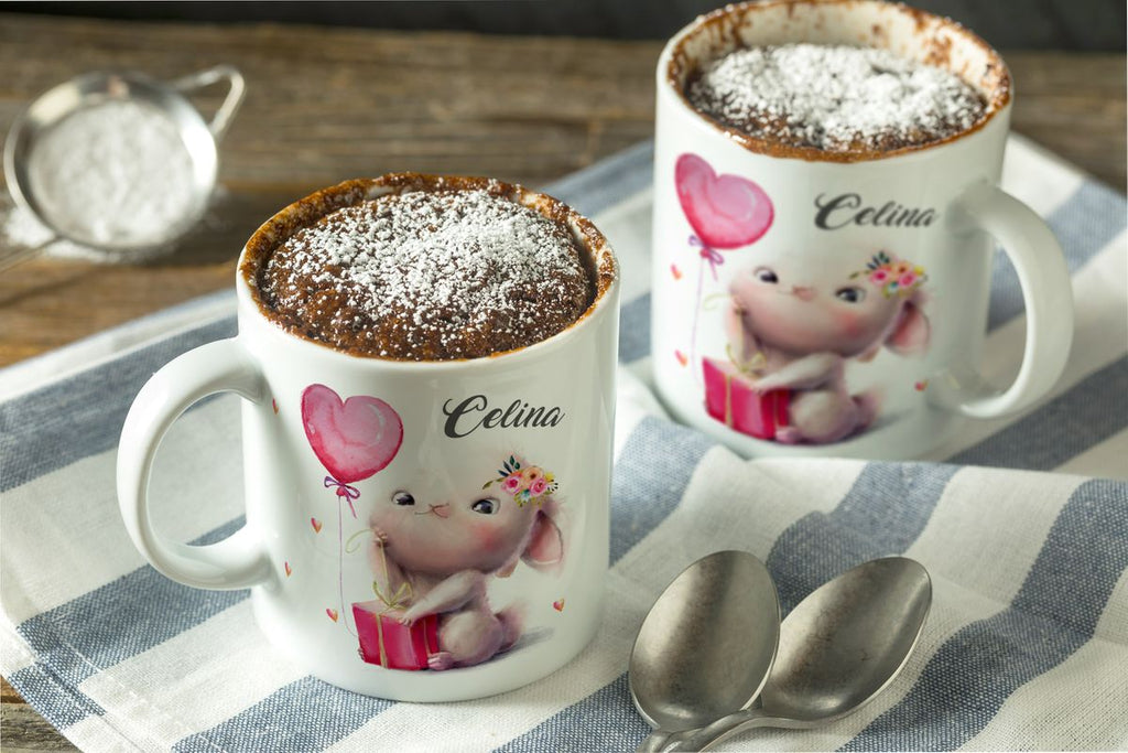 Keramik Tasse Süßer kleiner Hase mit Geschenk und Luftballon mit Wunschname - von Mikalino