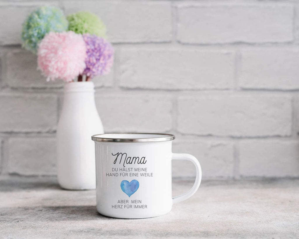 Emaille Tasse Mama, du hälst meine Hand für eine Weile, aber mein Herz für immer - von Mikalino